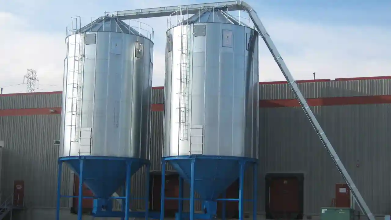 2 Silos With Outfeeder
