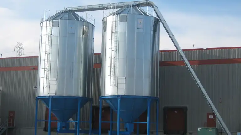 2 Silos With Outfeeder